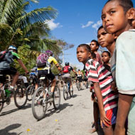children watching riders in the Tour de Timor